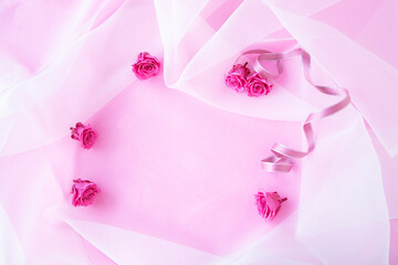Obraz na płótnie Canvas ホットピンクのバラ（プリザーブドフラワー） とオーガンジーのフレーム