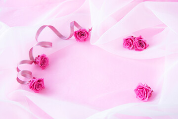ホットピンクのバラ（プリザーブドフラワー）
とオーガンジーのフレーム