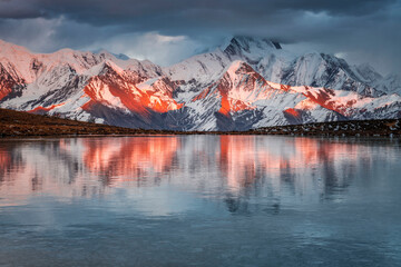 中国四川甘孜康定冷噶错看贡嘎雪山