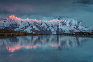 中国四川甘孜康定冷噶错看贡嘎雪山
