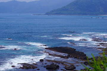 日本の宮崎の海岸の岩と山