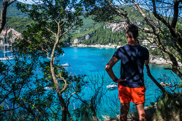 Mężczyzna patrzy na wybrzeże © DawidFastMan