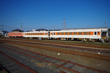 ひたちなか海浜鉄道　車両基地と古い気動車