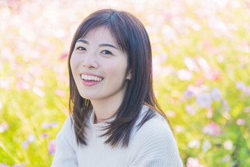 Fototapeta premium お花畑で微笑む女性