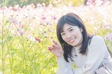 Naklejka premium お花畑で微笑む女性
