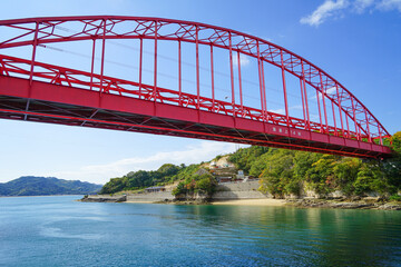 瀬戸内の海に架かる赤い橋　広島県・向島大橋