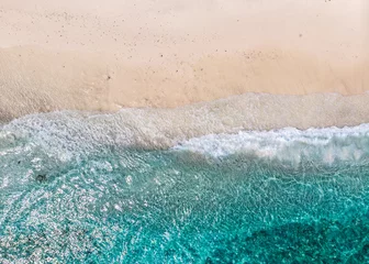 Foto op Plexiglas Luchtfoto van heldere zeegolven en witte zandstranden in de zomer. © satit