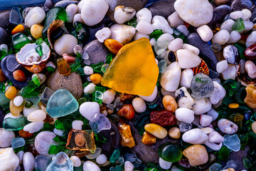 Glass and rocks moulded by the sea