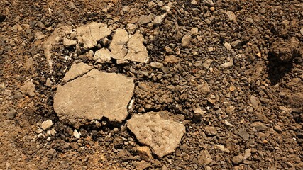 Small gravel bricks are mixed with soil that has been crushed by a car to make the floor smooth.