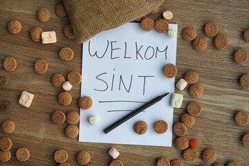 Welcome Santa written in the Dutch language between ginger nuts