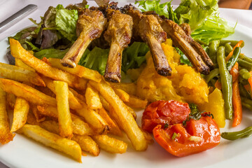 Carré d’agneau, salade, purée et frites