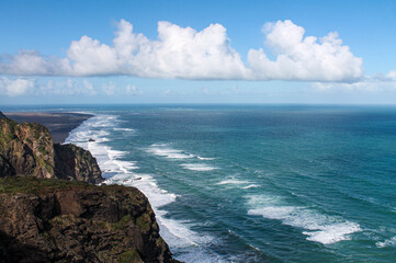 Naklejka premium waves crashing on shore