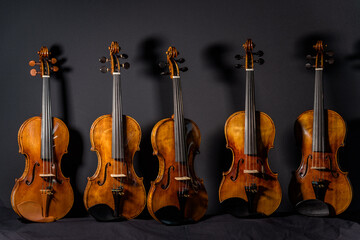 Violinen vor dem schwarzen Hintergrund