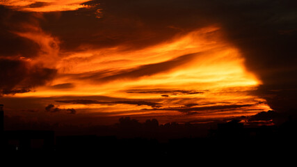 Reddish sky in the night