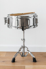 Obraz na płótnie Canvas Silver snare drum on a drum stand