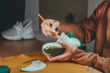 Shoemaker drawing a pattern on the shoe model