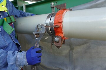 Fit-up control of the butt joint of the pipeline with Hi-Lo welding gauge. Measures internal...
