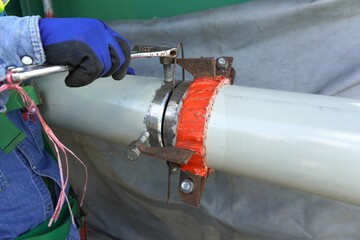 Fit-up control of the butt joint of the pipeline with Hi-Lo welding gauge. Measures internal alignment of pipe after fit-up/alignment, cuts radiographic rejects.