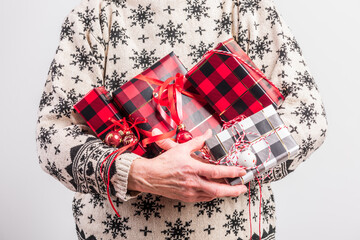 Verpackte Geschenke zu Weihnachten mit Packpapier im Karomuster