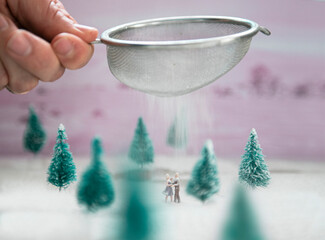 Ein Miniatur Paar macht Eistanz im Puderzucker Schnee im Wald