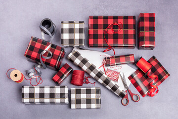 Verpackte Geschenke zu Weihnachten mit Packpapier im Karomuster