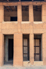 Detalle de una casa tradicional construida con adobe, en el pequeño pueblo rural de Mlomp, en la región de Casamance, en el sur del Senegal © Xavier