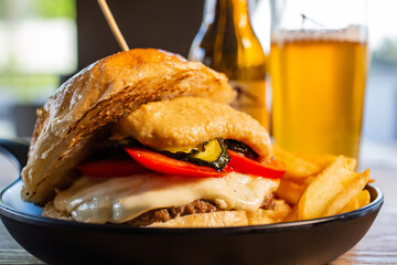 Panino da pub con hamburger, provola affumicata, pomodori, zucchine grigliate e humus al limone