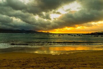 Obraz premium sunset in Las Palmas -Canteras Beach