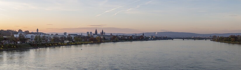 Fototapeta premium Panoramic picture over the river rhine and the German historic city of Mainz