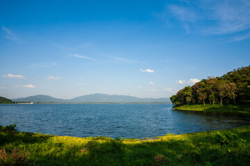 Fototapeta premium lake and mountains