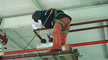 Workers are connecting water pipes for air conditioning systems in office buildings.