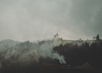 Fototapeta premium Eglises dans le brouillard