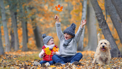 glückliche Kinder im Herbst