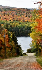 Obraz premium The square lake road in autumn, Sainte-Apolline