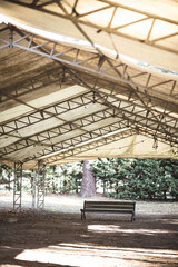 chapiteau ancien en extérieur ouvert