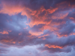 Obraz premium Beautiful clouds of blue, pink and orange colors at sunset