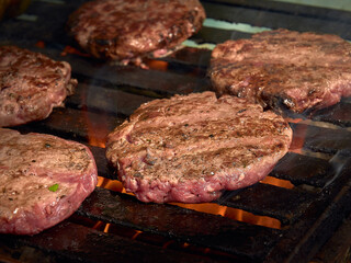 hamburguesa hecha en casa con cerveza, con fondo de madera, artesanal