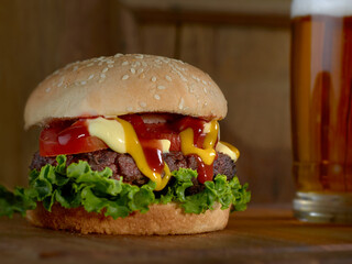 hamburguesa hecha en casa con cerveza, con fondo de madera, artesanal