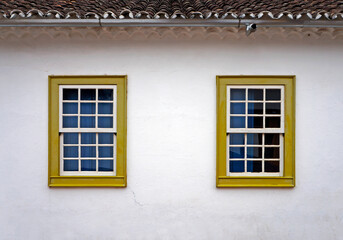 Fototapeta na wymiar Colonial windows on facade, Tiradentes, Minas Gerais, Brazil