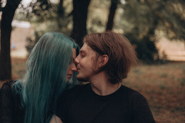 Naklejka premium young couple walking in the park