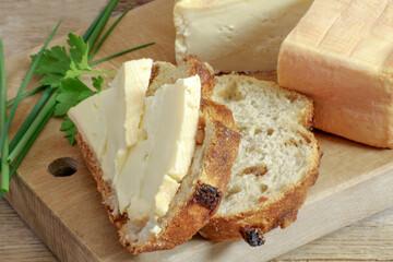  fromage Maroilles du nord de la France sur une planche à découper