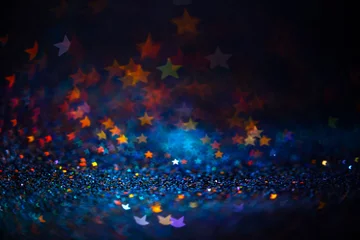 Festlicher funkelnder Hintergrund, abstrakter funkelnder Hintergrund mit Sternen, modernes Design-Overlay mit funkelnden Schimmer. Blauer, oranger und grüner Hintergrund, glitzernde Funken mit Unschärfeeffekt © Mirror Flow