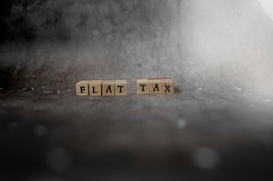 concetto di tassa raffigurato in piccoli cubi 