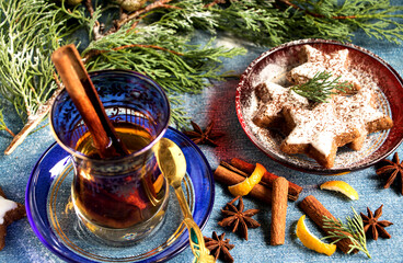 weihnachtsstimmung, zimtsterne mit aromatischen  tee, gewürzen und einen tannenzweig
