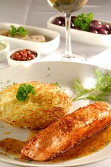 Salmão ao molho mostarda dijon e mel com batatas rosti