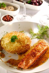 Salmão ao molho mostarda dijon e mel com batatas rosti