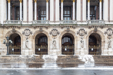 Fototapeta na wymiar Opéra de Paris en hiver sous la neige