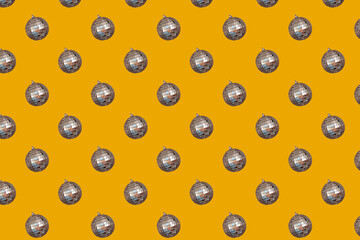 seamless pattern of silver disco ball on golden background. postcard template
