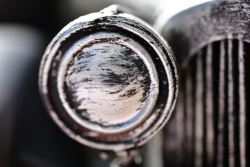 Detailaufnahme Scheinwerfer, Metall Oltimer, Modell-Auto aus Blech