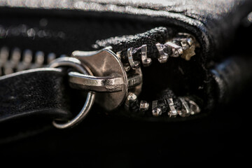 Reissverschluss an schwarzer Handtasche